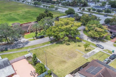 Terreno en venta en Miami, Florida № 1867478 - foto 2