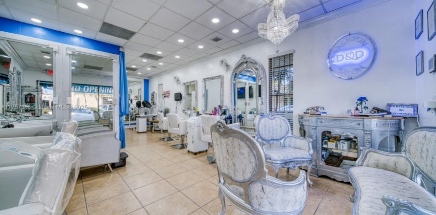 Commercial property in South Miami, Florida № 1985559