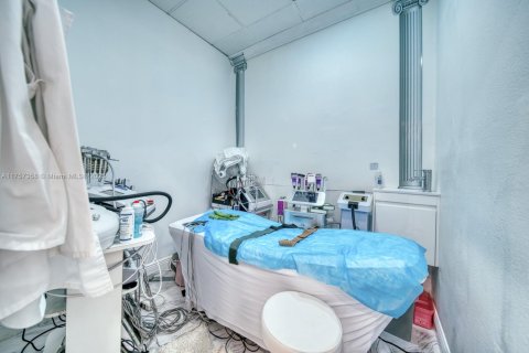 Commercial property in South Miami, Florida № 1985559 - photo 8