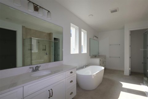 House in Apopka, Florida 4 bedrooms, 394.93 sq.m. № 2092708 - photo 8