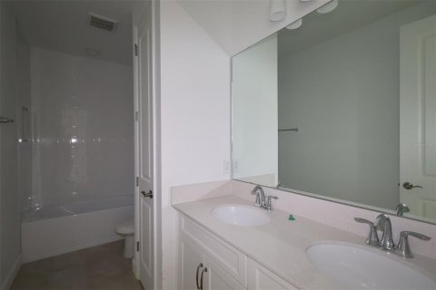 House in Apopka, Florida 4 bedrooms, 394.93 sq.m. № 2092708 - photo 13