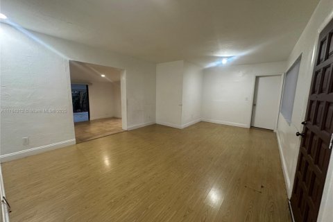 Снять в аренду виллу или дом в Майами, Флорида 3 спальни, 140.75м2, № 1958944 - фото 3