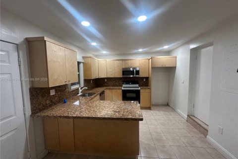 Снять в аренду виллу или дом в Майами, Флорида 3 спальни, 140.75м2, № 1958944 - фото 7