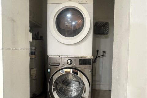 Снять в аренду виллу или дом в Майами, Флорида 3 спальни, 140.75м2, № 1958944 - фото 8