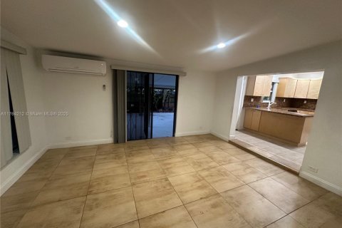 Снять в аренду виллу или дом в Майами, Флорида 3 спальни, 140.75м2, № 1958944 - фото 2