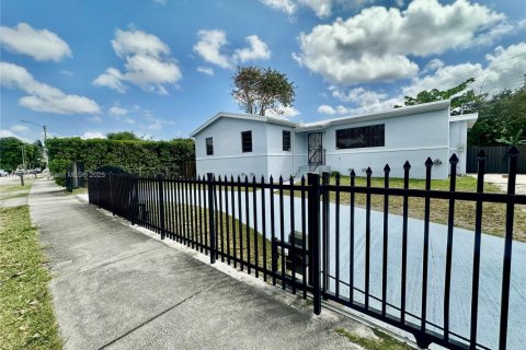 Снять в аренду виллу или дом в Майами, Флорида 3 спальни, 140.75м2, № 1958944 - фото 1