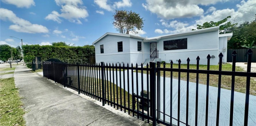 Дом в Майами, Флорида 3 спальни, 140.75м2 № 1958944