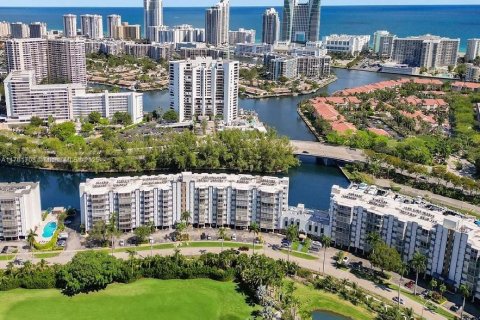 Condominio en venta en Hallandale Beach, Florida, 2 dormitorios, 106.84 m2 № 1812365 - foto 1