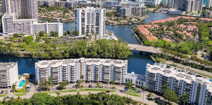 Condominio en Hallandale Beach, Florida, 2 dormitorios  № 1812365