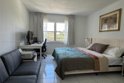 Condominio en venta en Hallandale Beach, Florida, 2 dormitorios, 106.84 m2 № 1812365 - foto 16