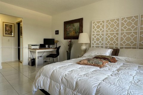 Condominio en venta en Hallandale Beach, Florida, 2 dormitorios, 106.84 m2 № 1812365 - foto 11