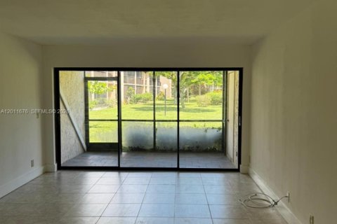 Condo in Deerfield Beach, Florida, 2 bedrooms № 2187829 - photo 8