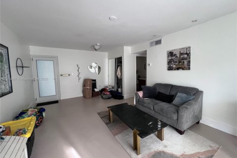 Condo in Miami Beach, Florida, 1 bedroom № 1970139 - photo 10