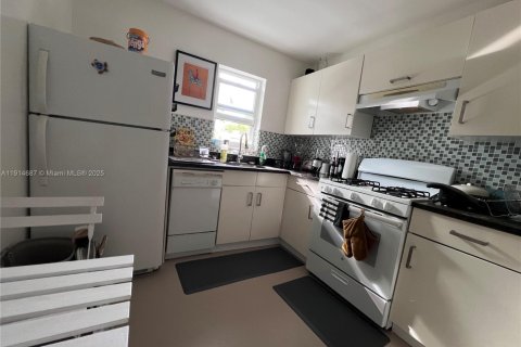 Condo in Miami Beach, Florida, 1 bedroom № 1970139 - photo 3