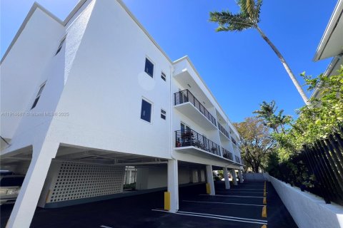 Condo in Miami Beach, Florida, 1 bedroom № 1970139 - photo 1