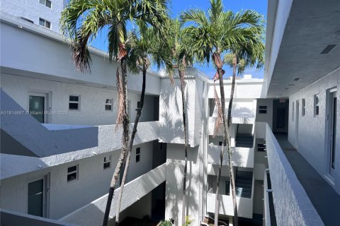 Condo in Miami Beach, Florida, 1 bedroom № 1970139 - photo 11