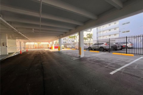 Condo in Miami Beach, Florida, 1 bedroom № 1970139 - photo 12