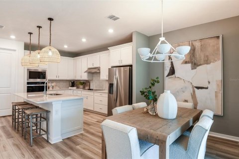 Casa en venta en Zephyrhills, Florida, 4 dormitorios, 232.53 m2 № 2266882 - foto 6