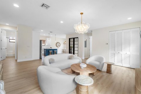 House in West Palm Beach, Florida 3 bedrooms, 156.73 sq.m. № 2245953 - photo 5