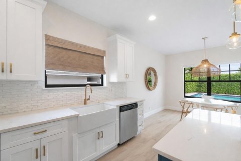 House in West Palm Beach, Florida 3 bedrooms, 156.73 sq.m. № 2245953 - photo 12