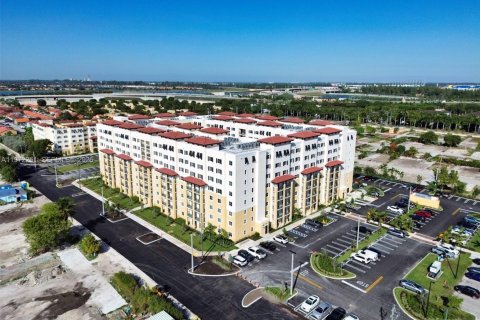 Condominio en alquiler en Sweetwater, Florida, 1 dormitorio, 65.03 m2 № 2032804 - foto 2