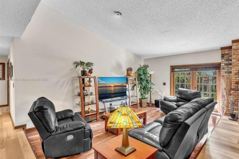 Casa en venta en Lauderhill, Florida, 4 dormitorios, 195 m2 № 1970145 - foto 16