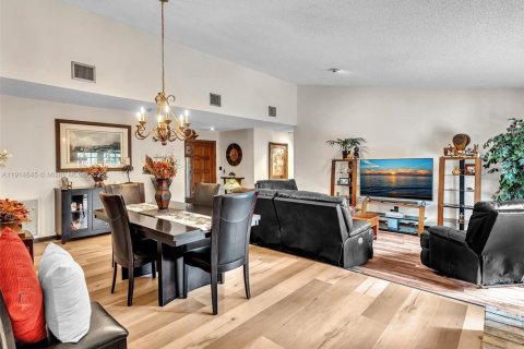 Casa en venta en Lauderhill, Florida, 4 dormitorios, 195 m2 № 1970145 - foto 22