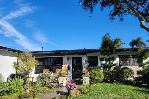 House in Pembroke Pines, Florida 3 bedrooms, 146.6 sq.m. № 2068277