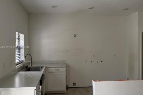 Townhouse in Florida City, Florida 3 bedrooms, 136.19 sq.m. № 2028280 - photo 2