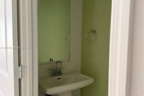 Townhouse in Florida City, Florida 3 bedrooms, 136.19 sq.m. № 2028280 - photo 4