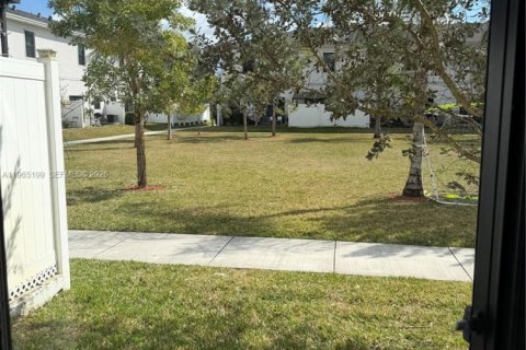 Townhouse in Florida City, Florida 3 bedrooms, 136.19 sq.m. № 2028280 - photo 12