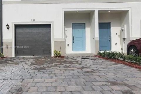 Townhouse in Florida City, Florida 3 bedrooms, 136.19 sq.m. № 2028280 - photo 1