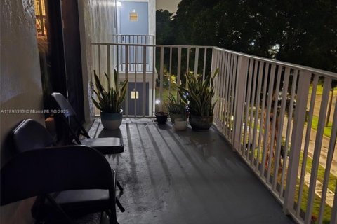 Appartement à louer à Hollywood, Floride: 2 chambres, 106.84 m2 № 1947608 - photo 3