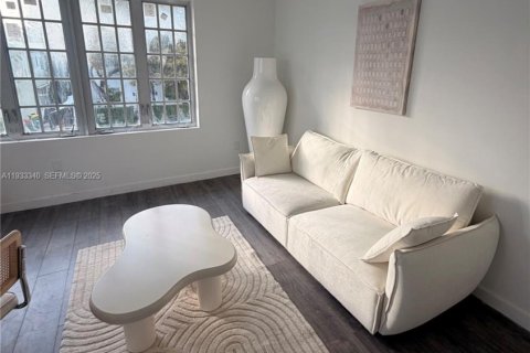 Condominio en alquiler en Miami Beach, Florida, 1 dormitorio, 943.89 m2 № 1993054 - foto 1