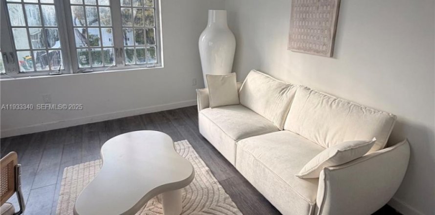 Condominio en Miami Beach, Florida, 1 dormitorio  № 1993054