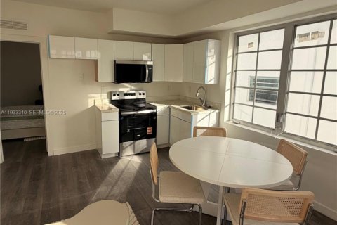 Condominio en alquiler en Miami Beach, Florida, 1 dormitorio, 943.89 m2 № 1993054 - foto 2