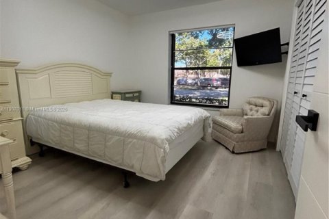 Condo in Hollywood, Florida, 2 bedrooms  № 2013065 - photo 19