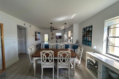 Condo in Hollywood, Florida, 2 bedrooms  № 2013065 - photo 9