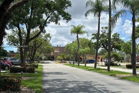 Condo in Hollywood, Florida, 2 bedrooms  № 2013065 - photo 25
