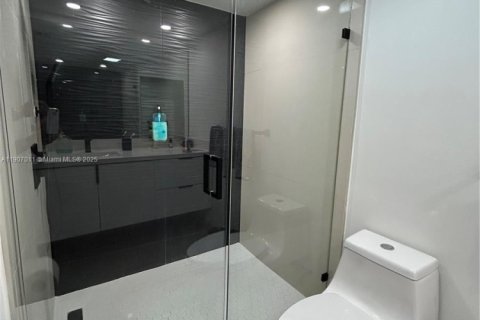 Condo in Hollywood, Florida, 2 bedrooms  № 2013065 - photo 23
