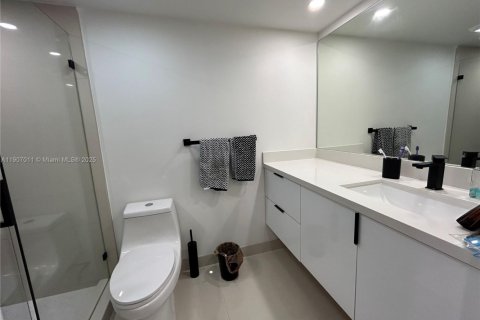 Condo in Hollywood, Florida, 2 bedrooms  № 2013065 - photo 22