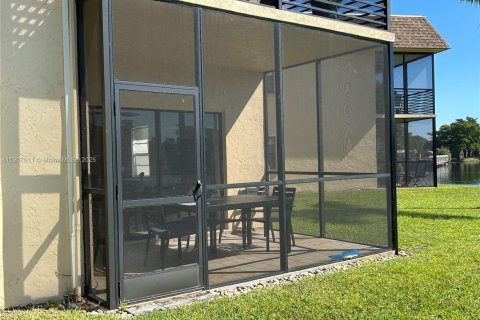 Condo in Hollywood, Florida, 2 bedrooms  № 2013065 - photo 16