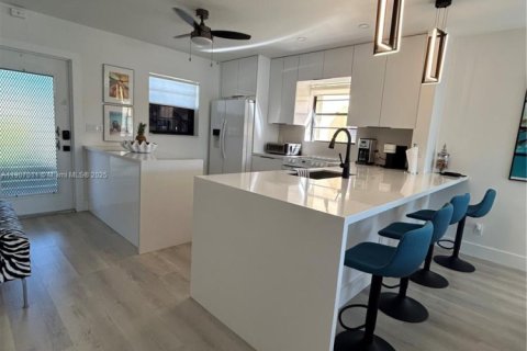 Condo in Hollywood, Florida, 2 bedrooms  № 2013065 - photo 6