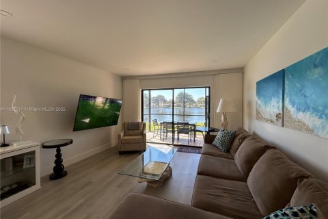 Condo in Hollywood, Florida, 2 bedrooms  № 2013065 - photo 10