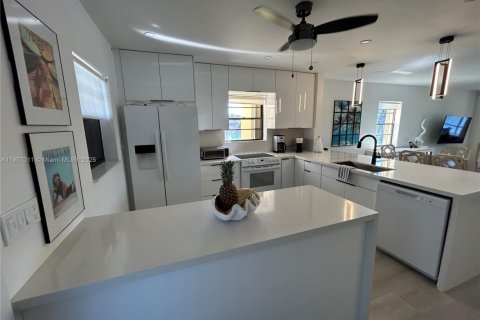 Condo in Hollywood, Florida, 2 bedrooms  № 2013065 - photo 7