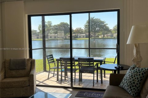 Condo in Hollywood, Florida, 2 bedrooms  № 2013065 - photo 11