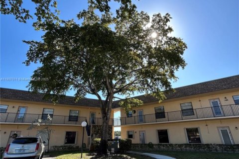 Condo in Hollywood, Florida, 2 bedrooms  № 2013065 - photo 3