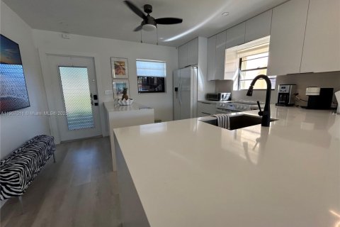 Condo in Hollywood, Florida, 2 bedrooms  № 2013065 - photo 4