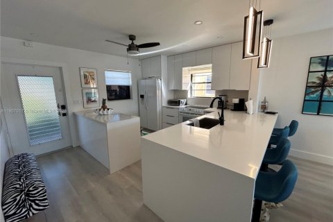 Condo in Hollywood, Florida, 2 bedrooms  № 2013065 - photo 5