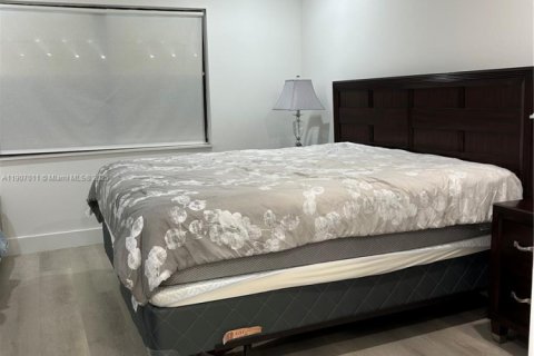 Condo in Hollywood, Florida, 2 bedrooms  № 2013065 - photo 21